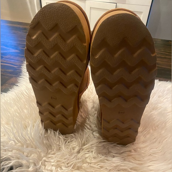 Platform boots faux fur lined. size 8.5 - Picture 3 of 5